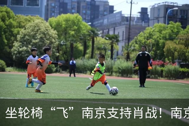 坐轮椅“飞”南京支持肖战！南京演唱会上座率达到100%，排面巨大